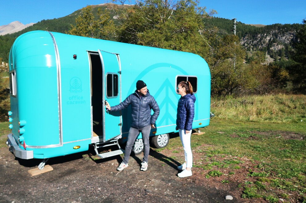 Die Vagabunden Annina Coradi, Claude Balsiger und der Office Caravan in La Punt.