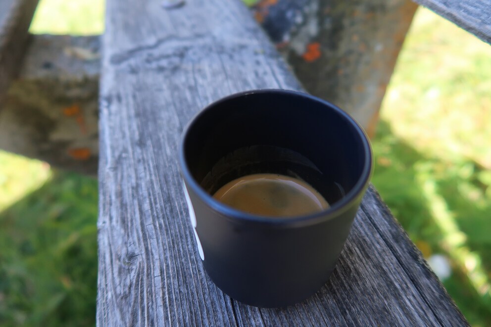 Der Espresso kommt aus der Siebträgermaschine.