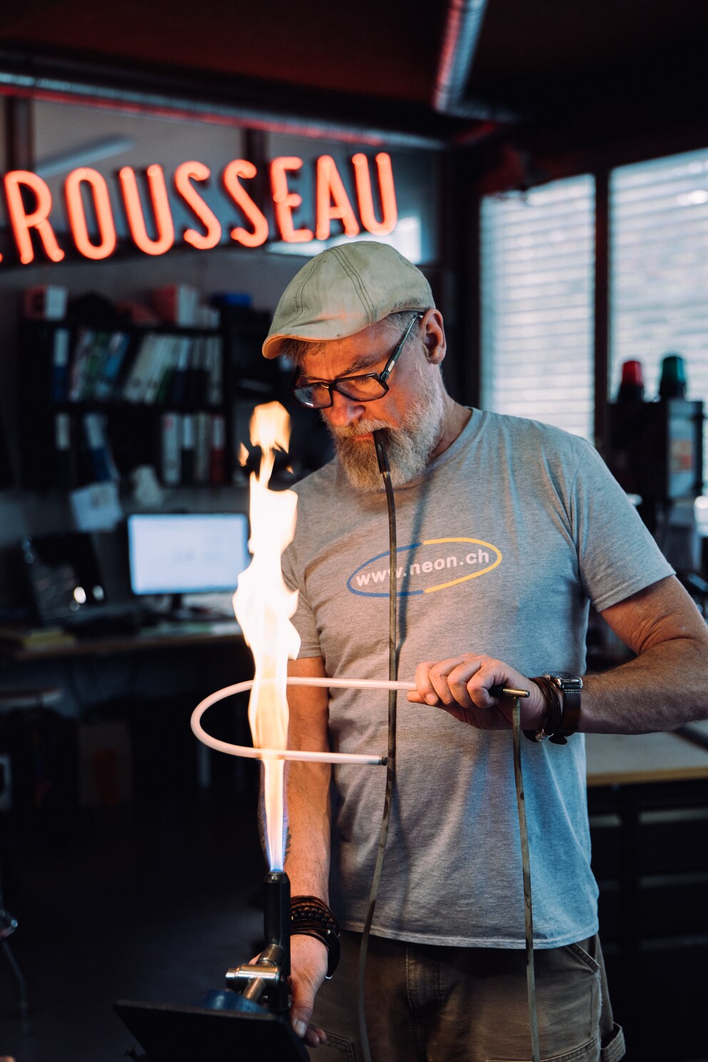 Christian Bärtschi bläst seit 30 Jahren Neonglas.