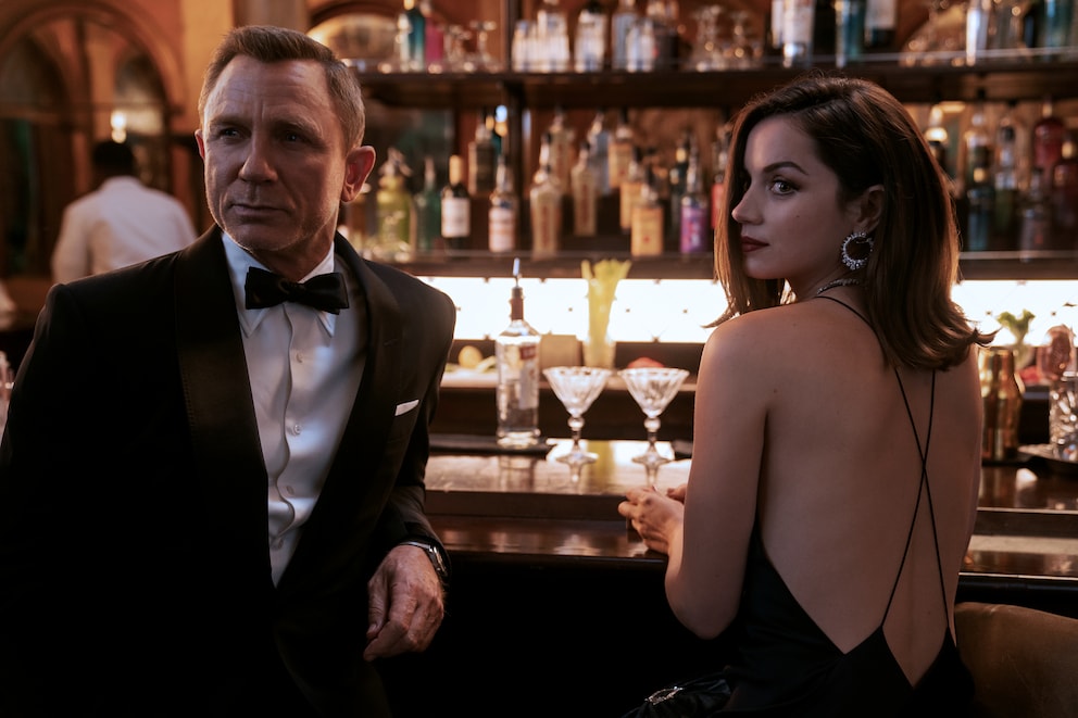 James Bond und Paloma (Ana de Armas) in Kuba.