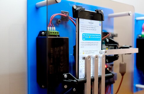 «Taptaptap» zeigt einen Chat, der rein über Texterkennung funktioniert.