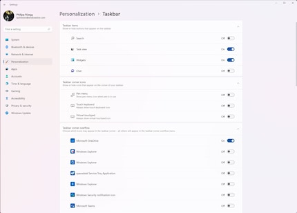 The taskbar is slightly less customisable than in Windows 10.