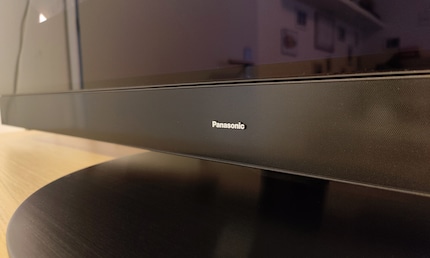 Drei der insgesamt fünf Lautsprecher sind in der im Panel integrierten Soundbar verbaut