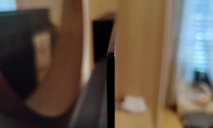 Schon verrückt, wie dünn so ein OLED-Panel ist. Verblüfft mich auch nach all den Jahren immer noch.