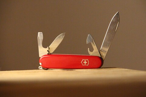 Der Deutsche kauft ein Schweizer Taschenmesser, die Schweizerin hat ihr Messer im Hosensack.