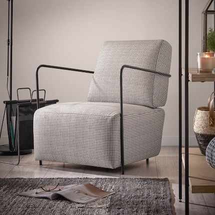 This armchair is practically snuggling into the floor. Image 1: Zuiver. Images 2 and 3: Kave Home.