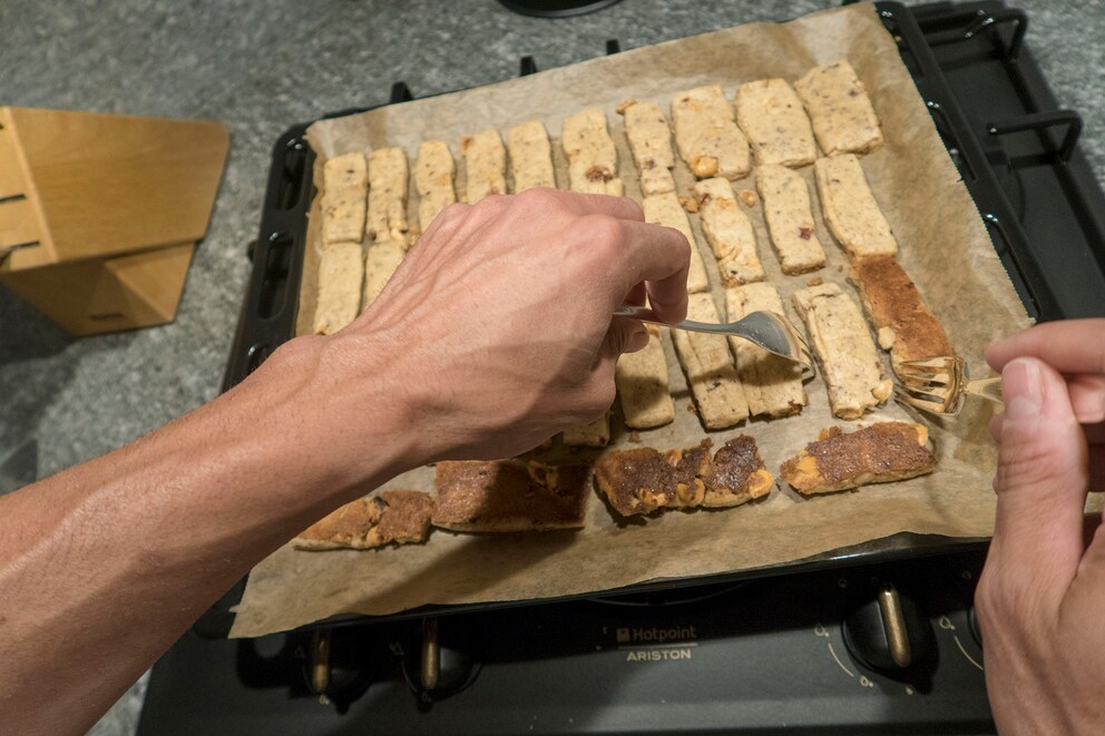 Jede Seite wird exakt gebacken: einmal während elf, einmal während sieben Minuten.