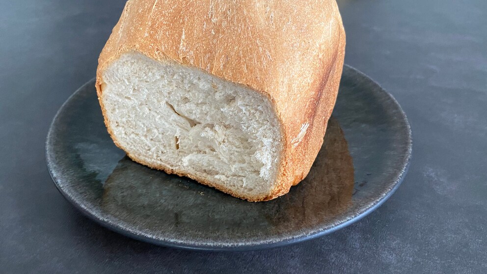 Kompakt, aber luftig. Das Weissbrot schmeckt lecker, dürfte für meinen Geschmack – trotz der höchsten Bräunungsstufe – etwas dunkler sein.