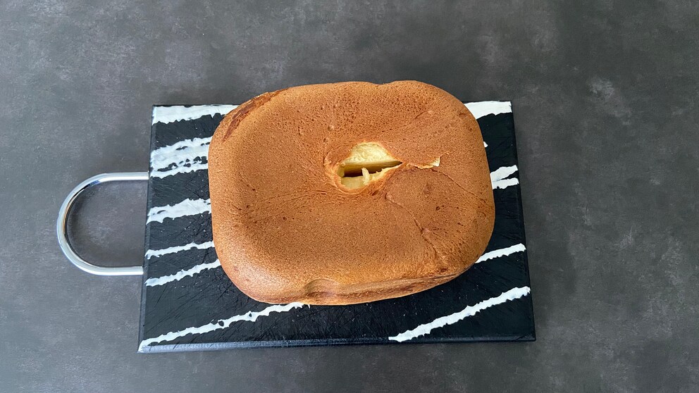 Einen Schönheitswettbewerb gewinne ich mit meinen Broten nicht: Der Knethaken hinterlässt ein Loch im Brot. Hier zu sehen: ein Briochebrot. 