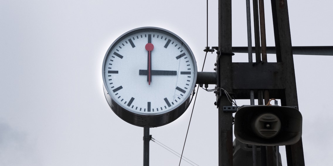 Warum eigentlich stoppt der Sekundenzeiger der Bahnhofsuhr?