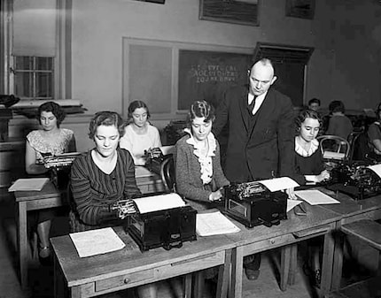 August Dvorak im Tippunterricht an der Universität Washington im November 1932.