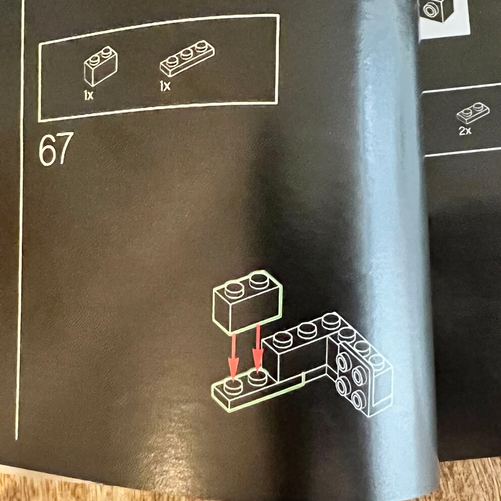 Die Lego-Bauanleitung ist knapp lesbar.