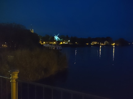 Die Bilder rauschen stark und viele Details werden weich gematscht.