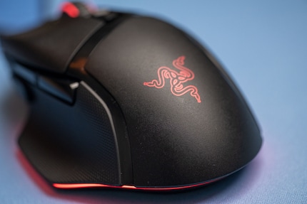 Drei RGB-LED-Zonen beleuchten die Basilisk V3.