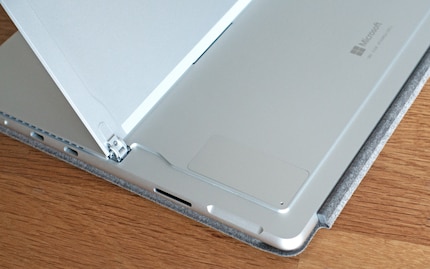 Der Standfuss hat stabile Scharniere – unter ihm befindet sich der Zugang zur SSD.