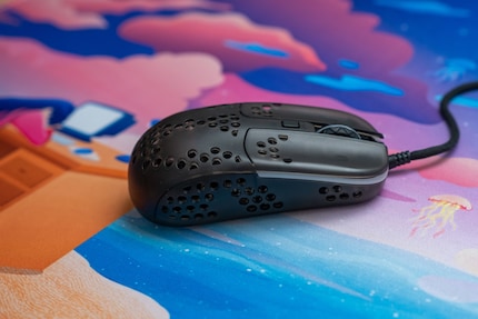 Die MZ1 RGB von Xtrfy ist die Fingertip-Grip-Maus schlechthin.