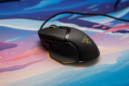 Die Razer Basilisk V3 hat zehn frei programmierbare Tasten. Damit ist sie zwar nicht die perfekte MMORPG-Maus, aber eine gute Allrounderin, mit der du Casten und Shooten kannst.