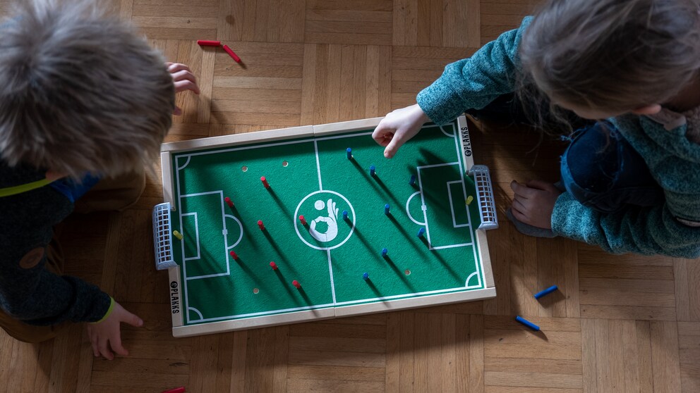 Elf «Spieler» aus Holz stecken im Brett und versperren den direkten Weg zum Tor.