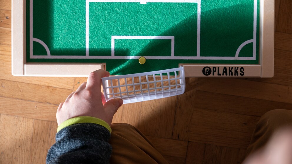 Die Tore sind aus Kunststoff, das Spielfeld aus Holz.