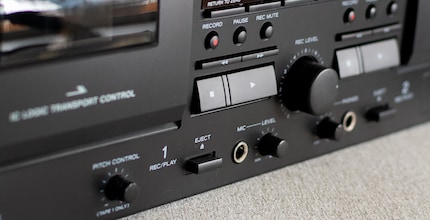 Pitch-Control, dafür kein Musiksuchlauf und Abspielen nur in eine Richtung: Das Teac W-1200.