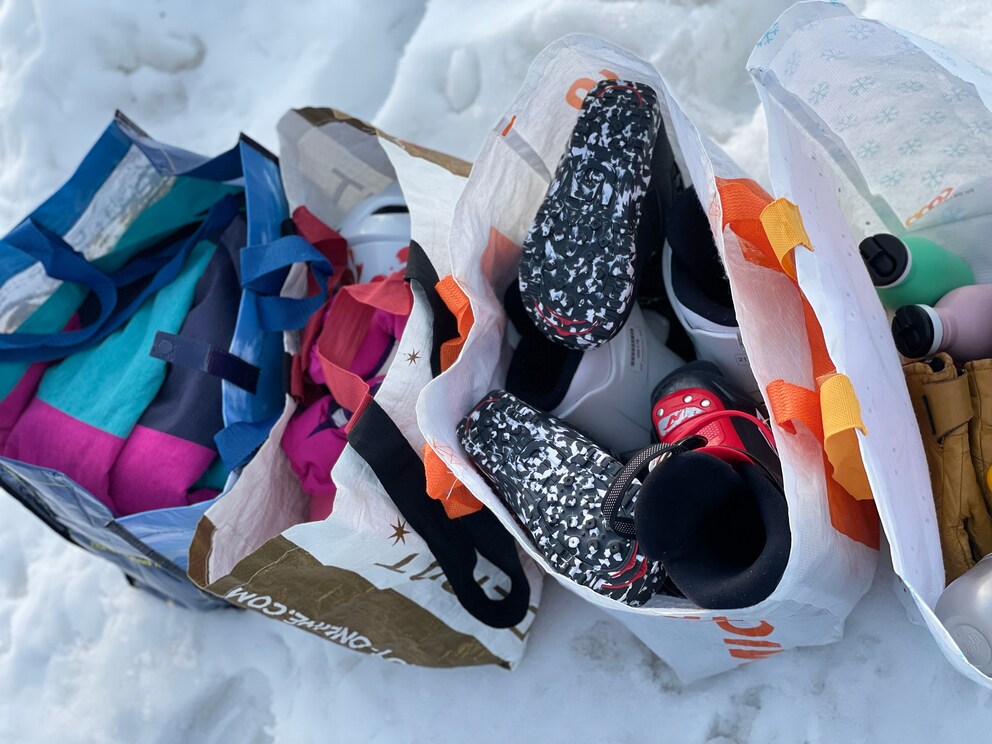 Für zwei Stunden Skispass kommen schnell mal vier Taschen zusammen. Mindestens.