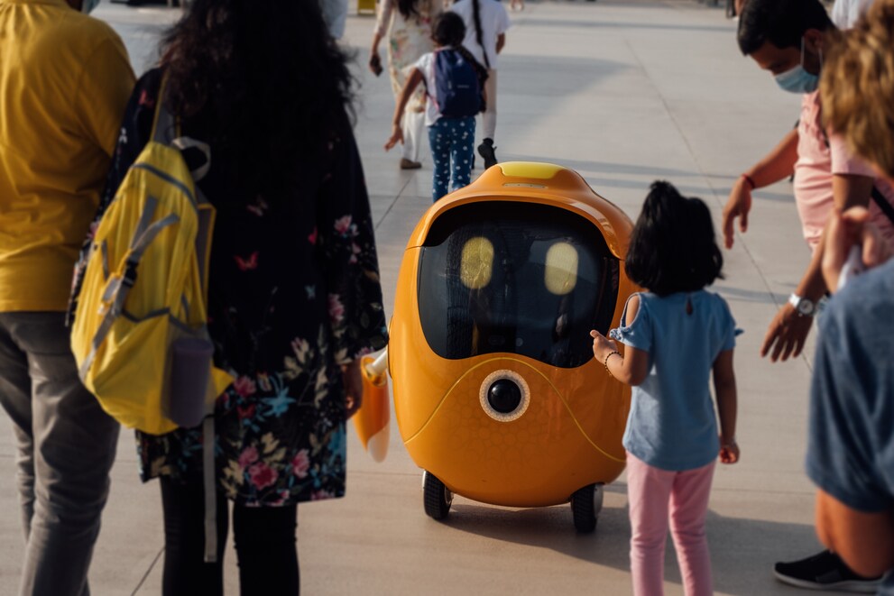 Das ist Opti. Einer von 100 Robotern, die die Besucher begrüssen, fotografieren, beliefern und informieren.