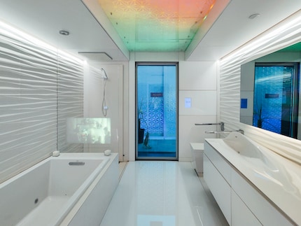 I really like the bathroom. Especially the way various elements are arranged. It’s practical and minimalist.