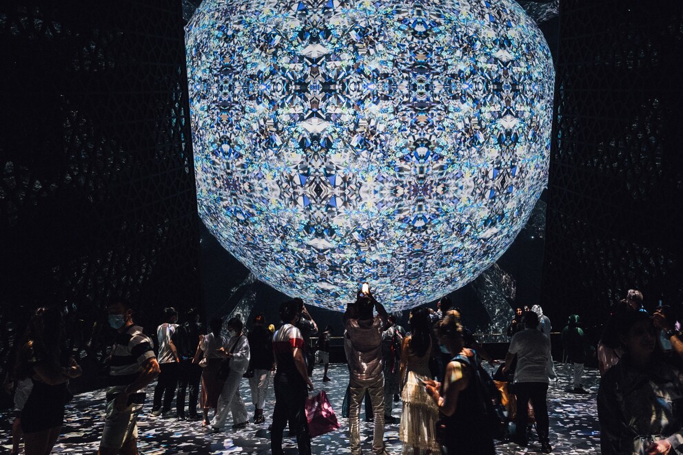 Gigantische Screen-Wand und Projizierung auf dem Boden im Pavillon von Saudi-Arabien.