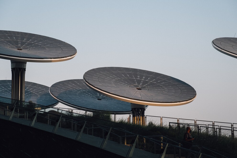 Die E-Bäume haben je circa 120 Solarpanels und richten sich von früh bis spät der Sonne aus. 