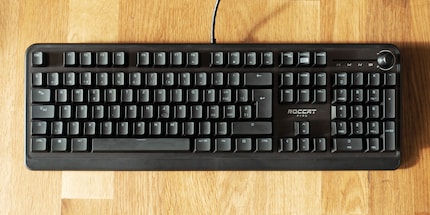 Bei Tageslicht wirkt die Tastatur nicht spannend – dafür zeigt sich, dass sie Fingerabdrücke gerne mag.
