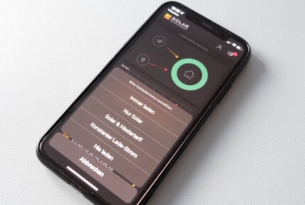 Am Smartphone kann mit entsprechender App, hier der Solarmanager, bestimmt werden, dass das Elektroauto vorzugsweise mit Solarstrom vom Dach geladen werden soll.