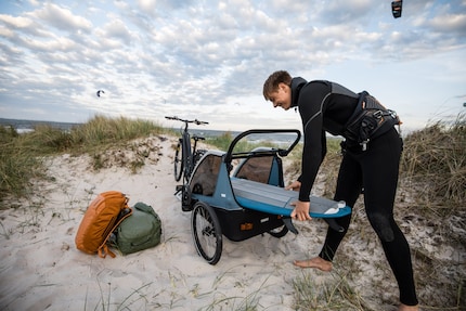 Mit E-Bike und Anhänger zum Kiten? Ist klar. Was uns das Pressebild sagen will: Der Courier bietet Stauraum und Befestigungsmöglichkeiten, ausserdem lässt er sich vorne und hinten öffnen.