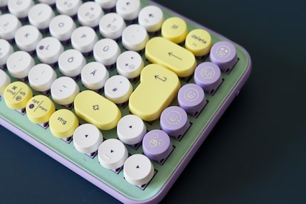 The top four emoji keys can be replaced.