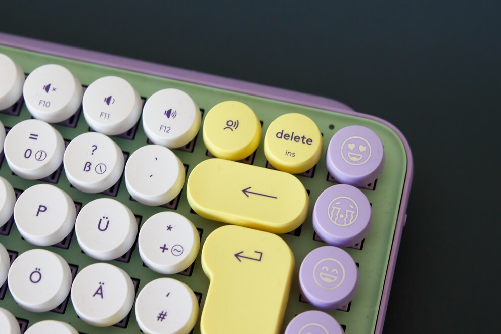 Delete und Backspace rahmen die Diktat-Taste ein.