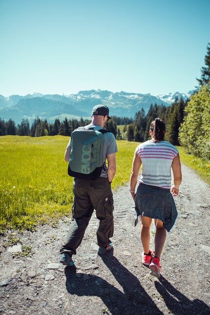 Sommer 2021 auf dem «Adler», quasi Wendy Holdeners Hausberg: Spaziergang auf Kies, Gespräch über Schneeverhältnisse.
