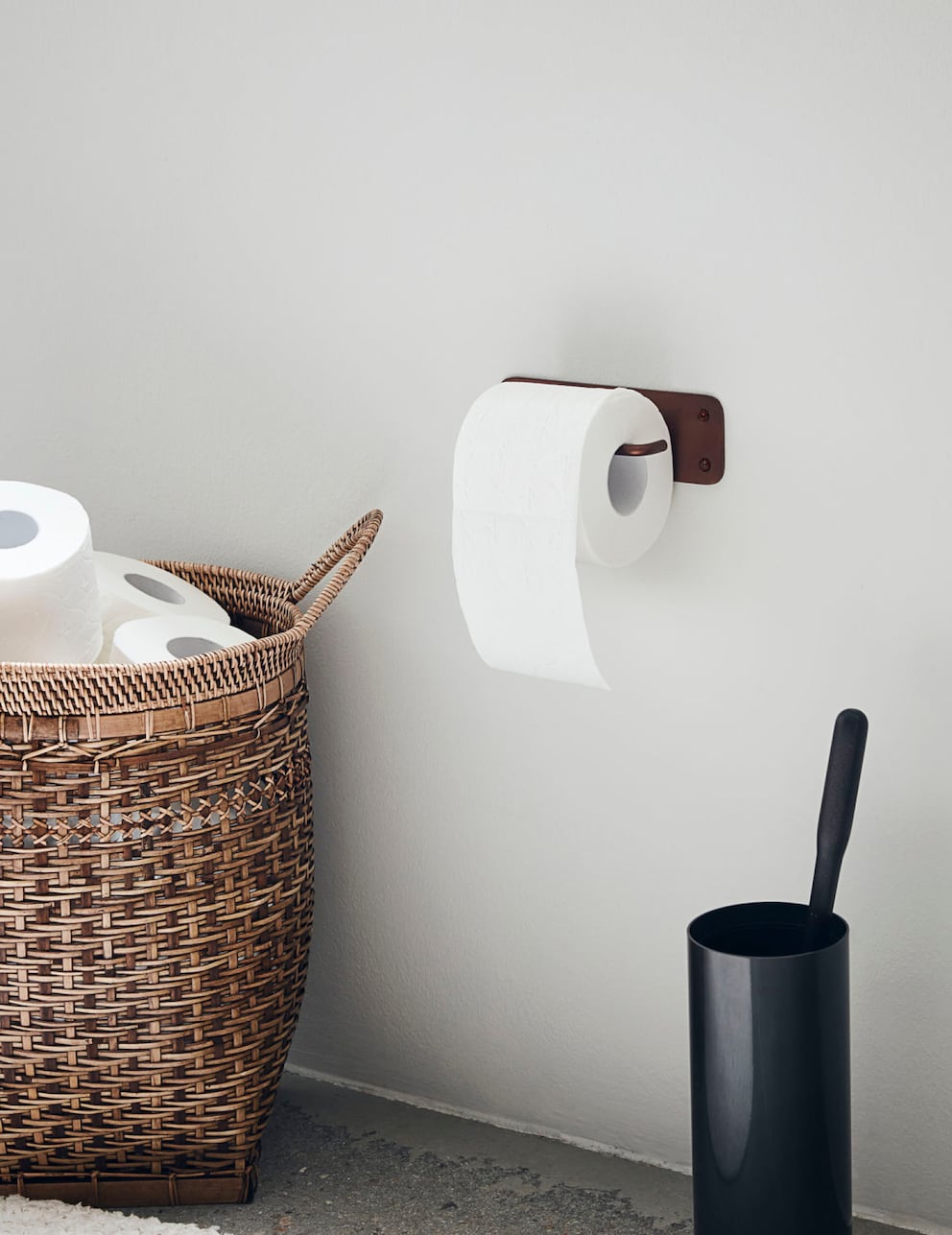 Der offene Toilettenpapierhalter ist funktional und verschönert mit dem Rotbraunton die Wand.