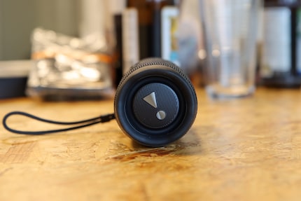 Der Bass lässt den JBL Flip 6 an der Seite vibrieren.