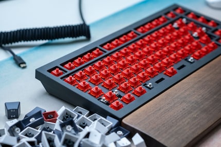 Due to the reddish transparent housing, the LED illumination always has a red tint.