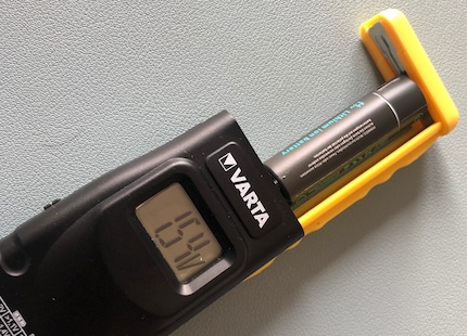 Voltage test: Pale Blue’s battery delivers a solid 1.55 volts. A disposable battery does more, a standard NiMh battery does less.