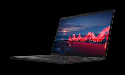 Das Lenovo ThinkPad X13s verspricht 28 Stunden Akkulaufzeit.