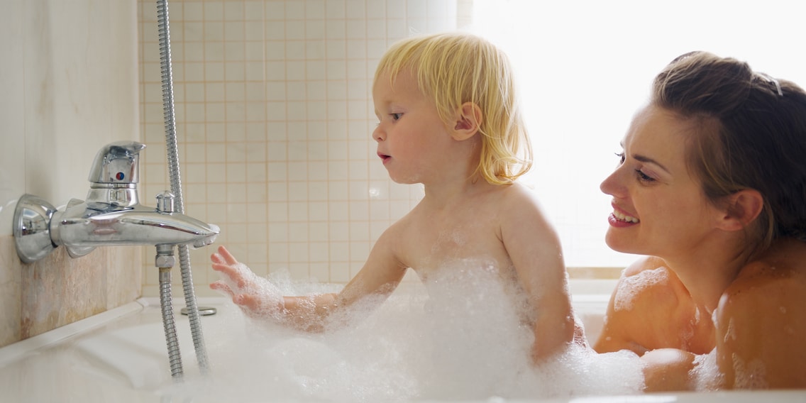 Badest du nackt mit deinem Kind in der Badewanne?