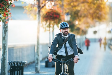 Dieser Velofahrer ist vorbildlich unterwegs  – so wie auch ich, wenn ich zur Arbeit fahre.