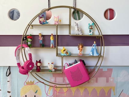 Unsere Tonie-Familie hängt temporär am Kinder-Hochbett.