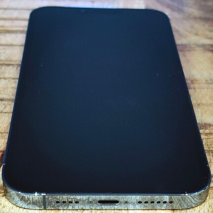 Die Unterseite des iPhone 13 Pro Max