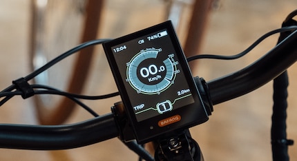 The display on my Tarzan. The left side of the circle shows the speed; the right side shows the motor assistance level.