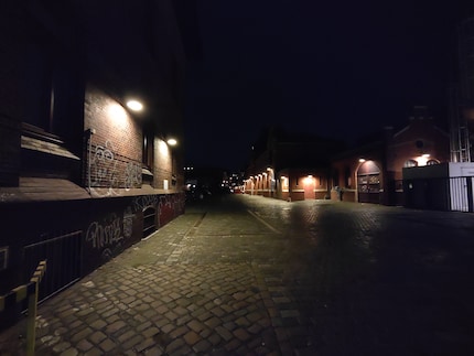 Wide-angle camera, automatic.
