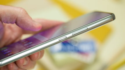 Das seitliche Chrome-Finish ist schön, macht aber den Eindruck, dass es nicht lange halten wird / © NextPit