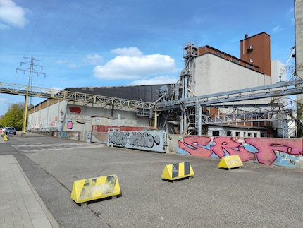 Gelbe Poller, blauer Himmel und bunte Graffiti sind kein Problem.
