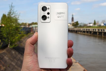 Mit seiner weichen Rückseite liegt das Realme GT 2 angenehm in der Hand.