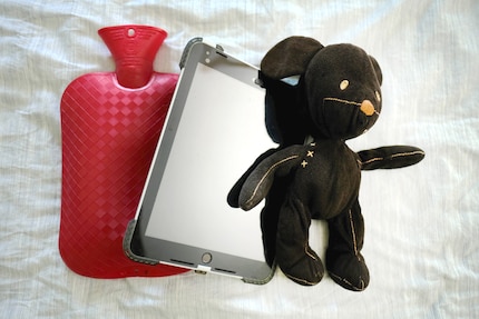 The long Covid survival kit: hot-water bottle, iPad with unlimited screen time and favourite stuffed animal «Köbi».